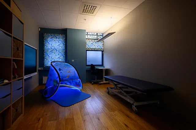 Sansestimulerende rom med lysende telt og behandlingsbenk